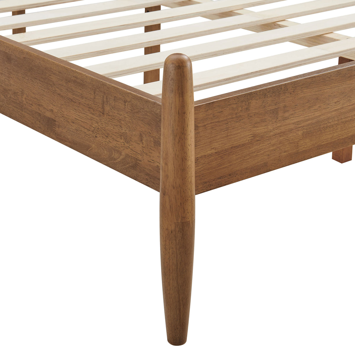 Solid rubberwood corner with tapered post and smooth-finished rail. || MOD-7303-WAL || leg_studio