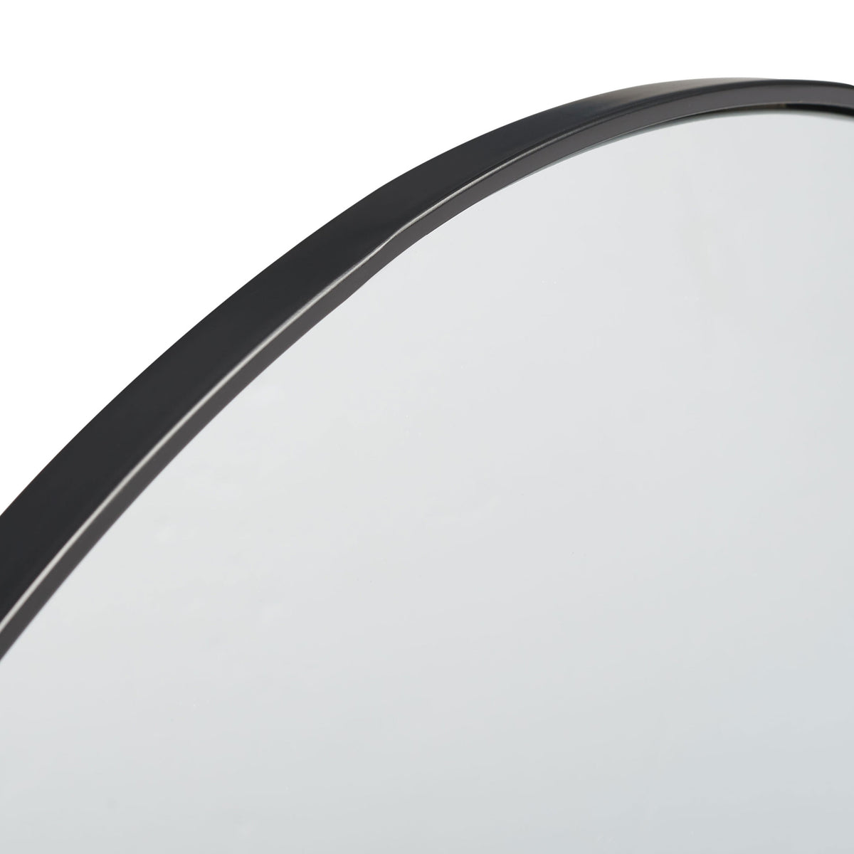 A slender black metal rim gives the round mirror a crisp, contemporary outline || MRR2000B || detail_studio