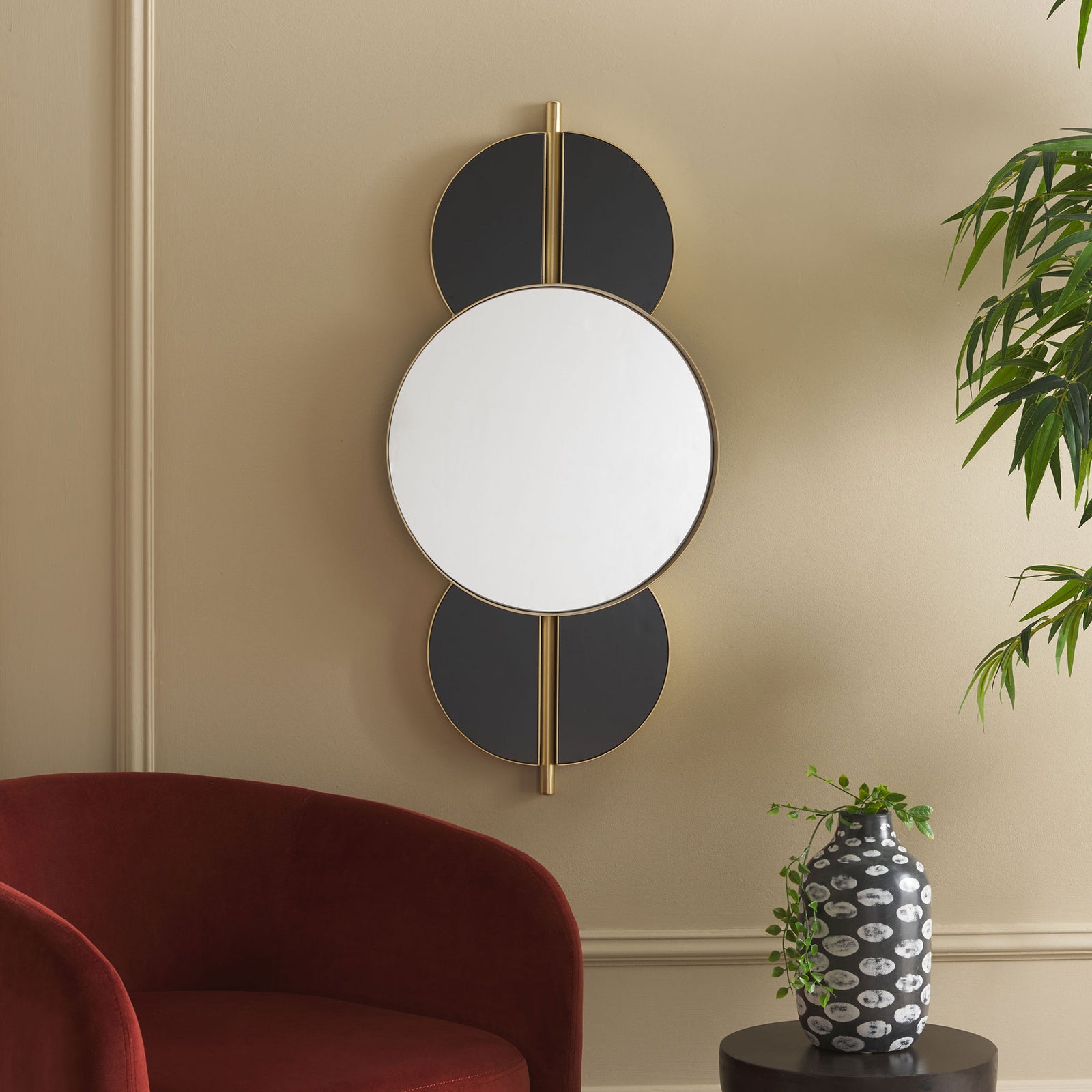 Black circles and a slim gold frame add bold geometry to a warmly furnished living space || MRR8003C || front_room