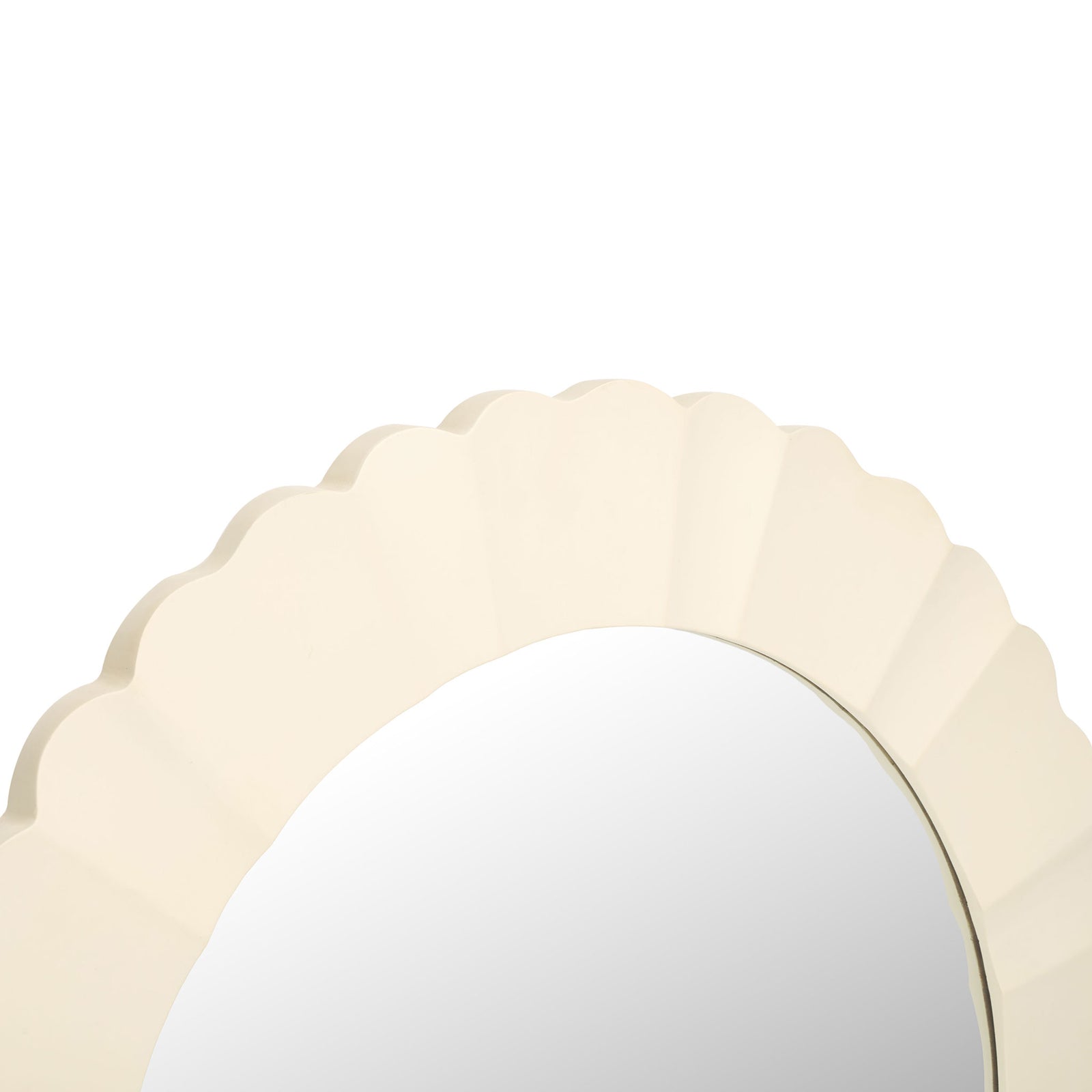Soft white fluting fans around the mirror glass beneath a gently scalloped outer edge. || MRR9004A || detail_studio