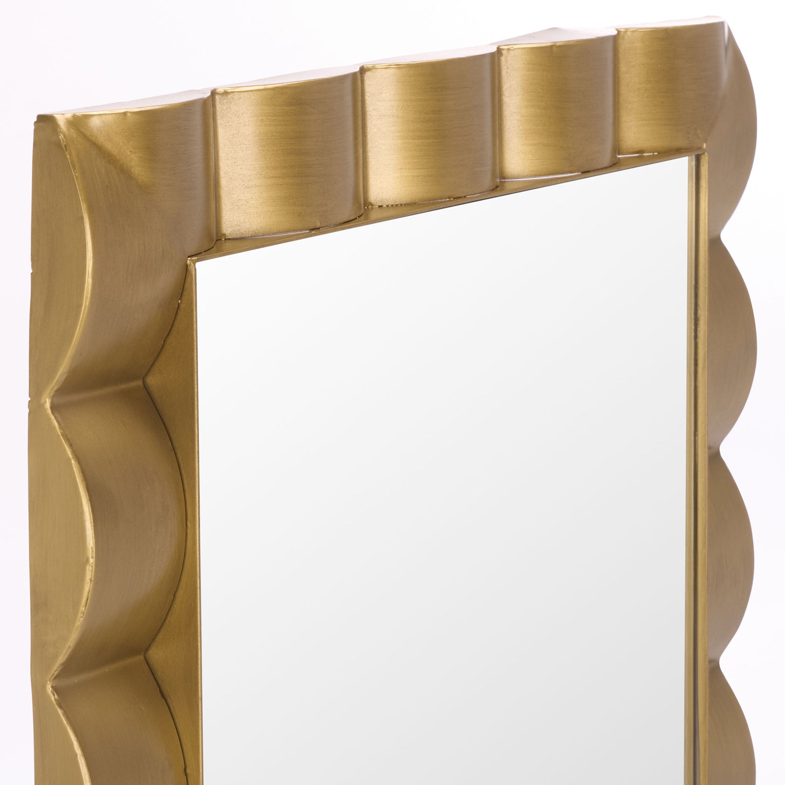 Curved scallops add sculptural depth to the gold mirror frame || MRR9035A || detail_studio