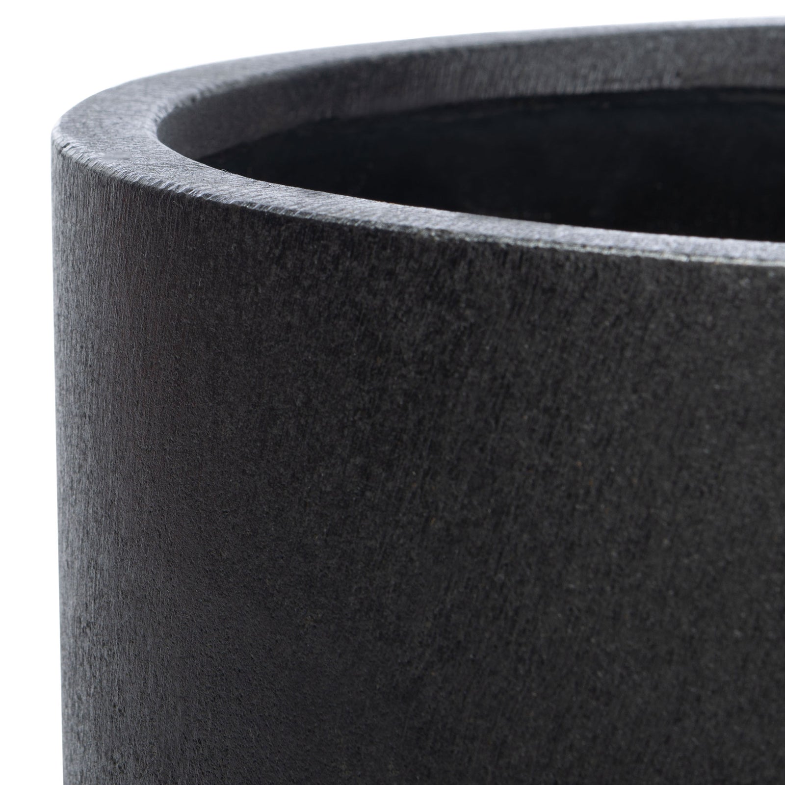 A rounded rim and subtly textured black surface give the planter a clean, modern look. || PAT1514A || detail_studio
