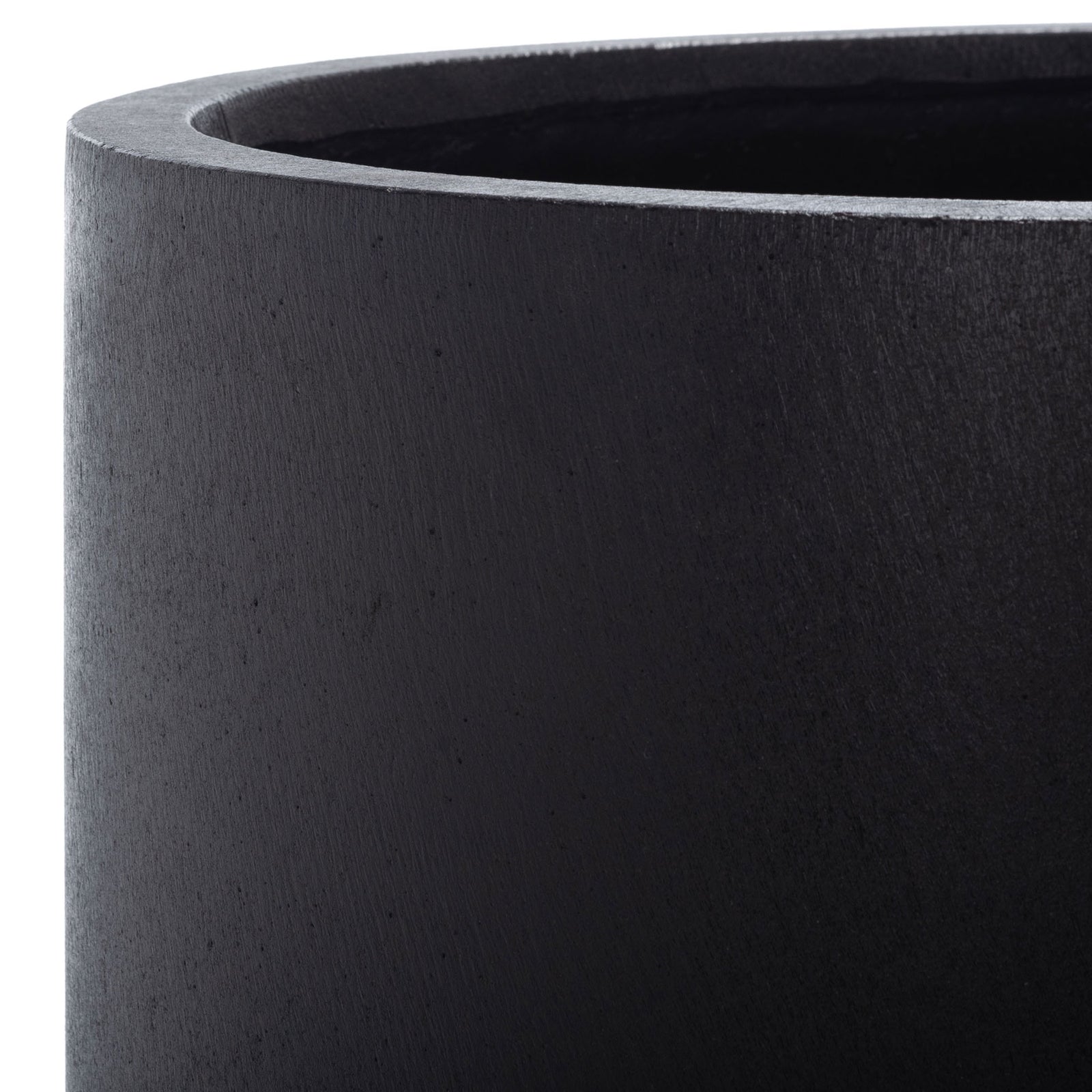 A thick rounded rim and finely textured matte black finish add depth to the pot. || PAT1515A || detail_studio