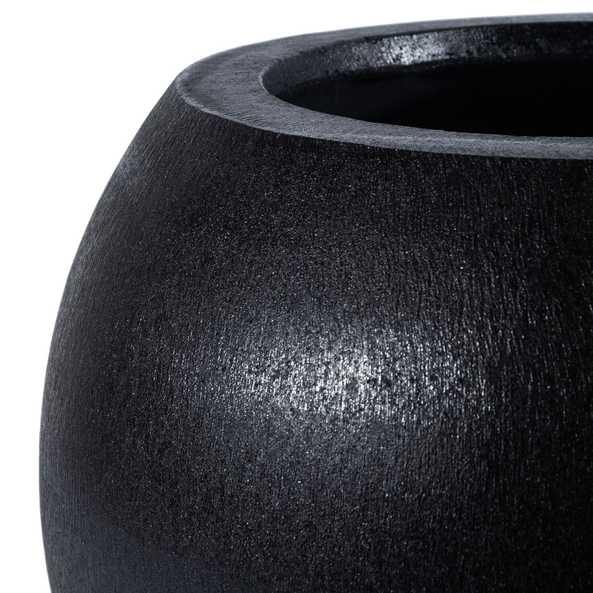 A thick black rim edges the open planter above a lightly textured, lustrous surface. || PAT1518A || detail_studio