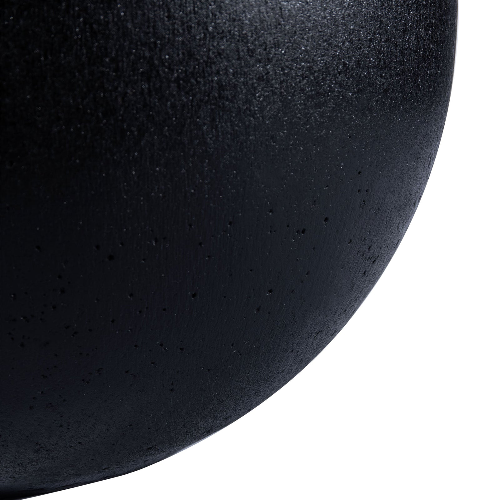 The black planter's rounded lower body tapers gently into a neat, compact base. || PAT1518A || leg_studio