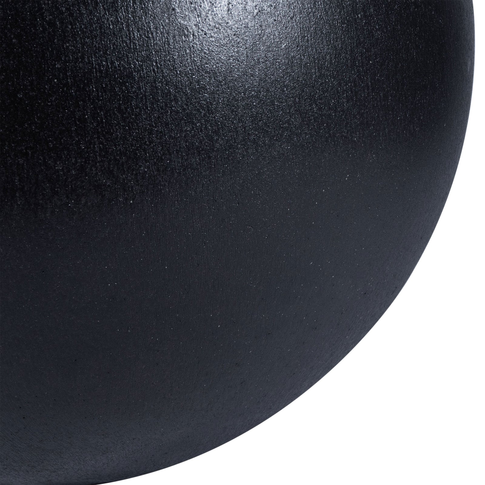 The ample black planter curves smoothly toward its understated base. || PAT1519A || leg_studio