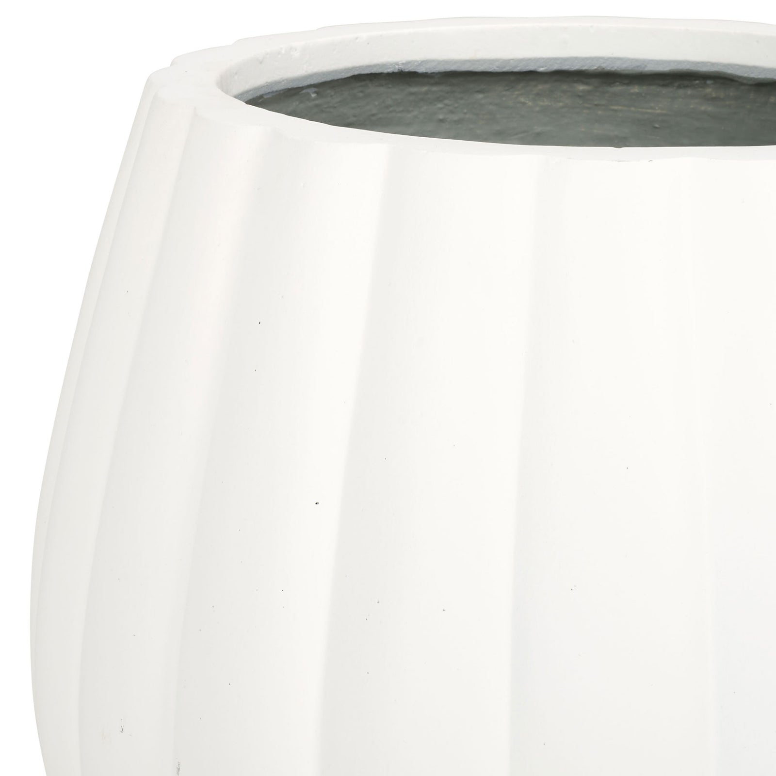 Smooth white flutes meet a broad rim around the planting opening || PAT1522C || detail_studio