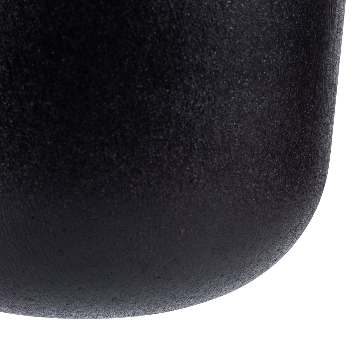 The black planter's softly rounded base shows a subtle grainy texture. || PAT1527A || leg_studio