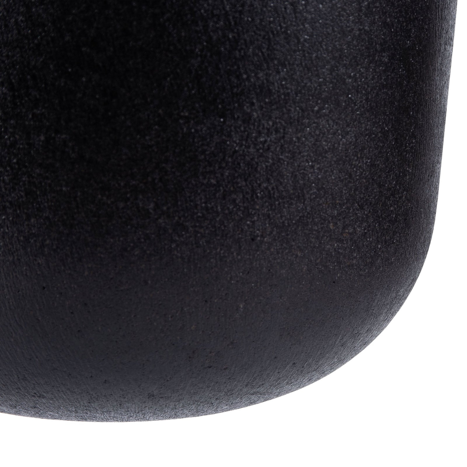 The black planter's softly rounded base shows a subtle grainy texture. || PAT1527A || leg_studio