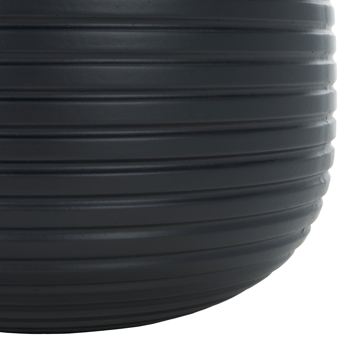 Closely spaced ridges follow the black planter's rounded base || PAT1535A-SET2 || leg_studio