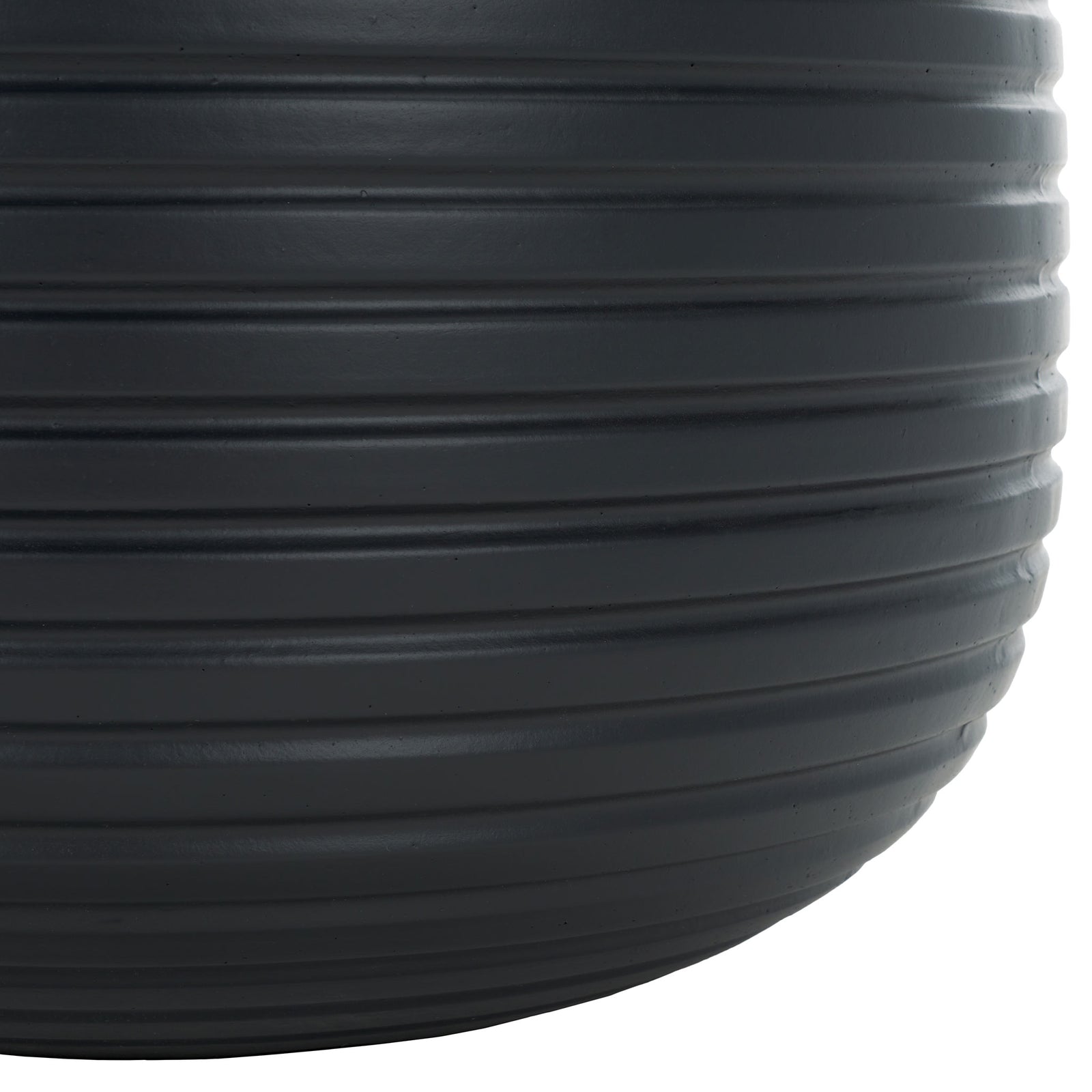 Closely spaced ridges follow the black planter's rounded base || PAT1535A-SET2 || leg_studio