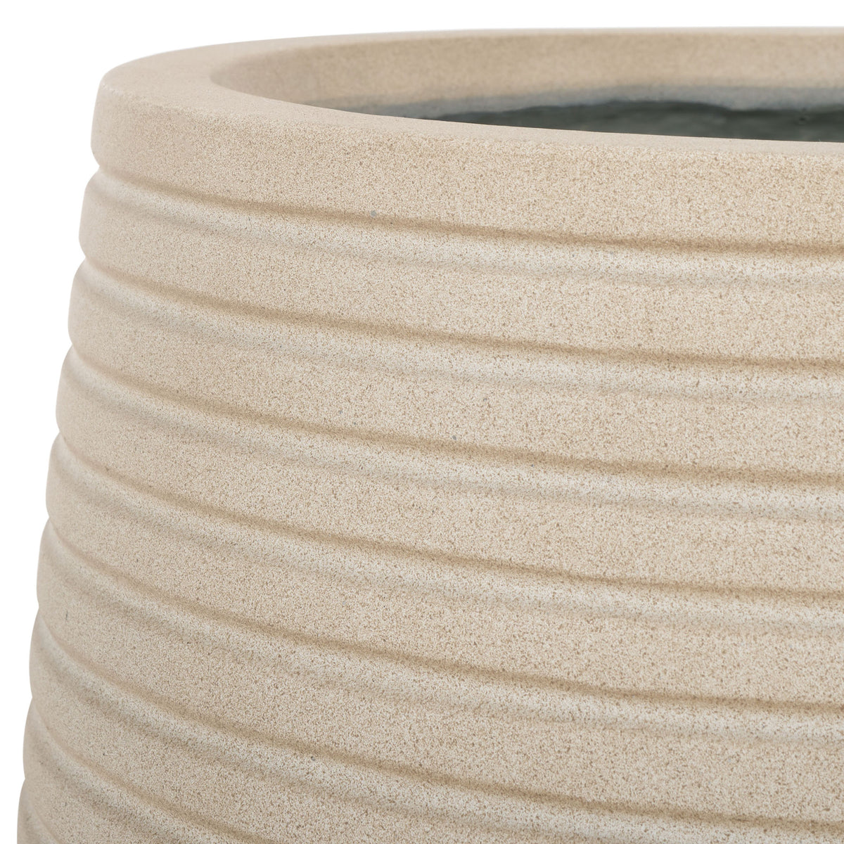 A rounded beige rim meets closely spaced horizontal ridges || PAT1535B-SET2 || detail_studio