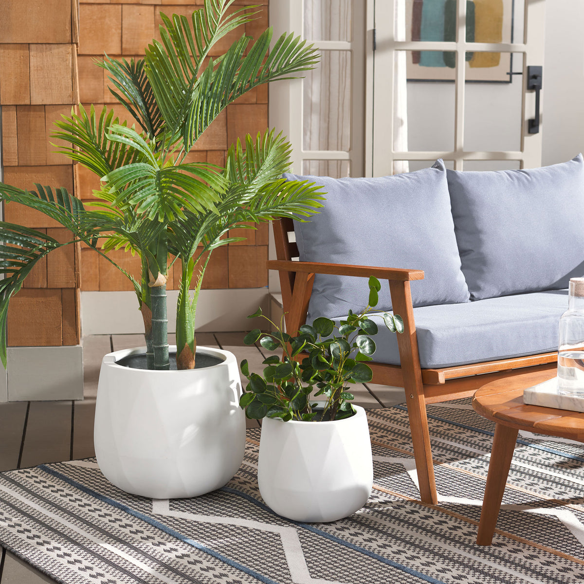 White planters brighten a patio seating area with lush tropical greenery. || PAT1536C-SET2 || front_room