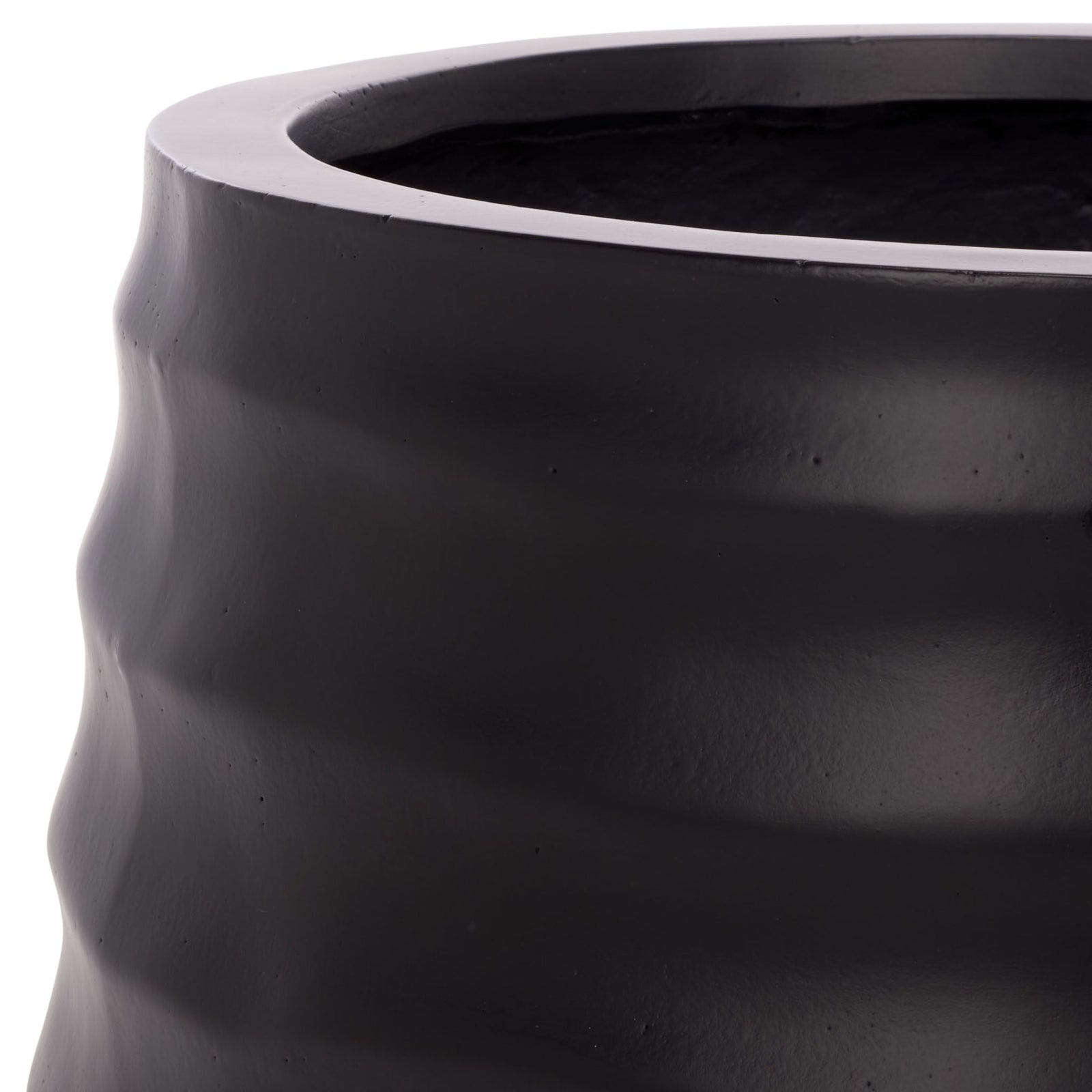 A black finish highlights the planter's rounded rim and sculpted horizontal ridges. || PAT1542A || detail_studio