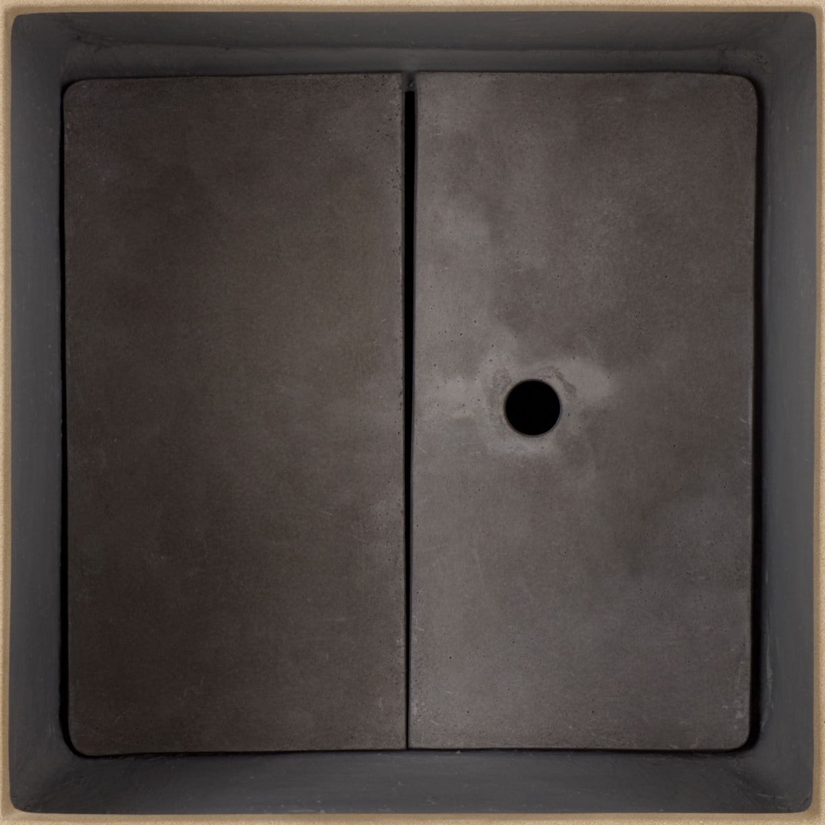 A roomy square planting well has a two-panel base with a drainage opening. || PAT1544B || top_studio