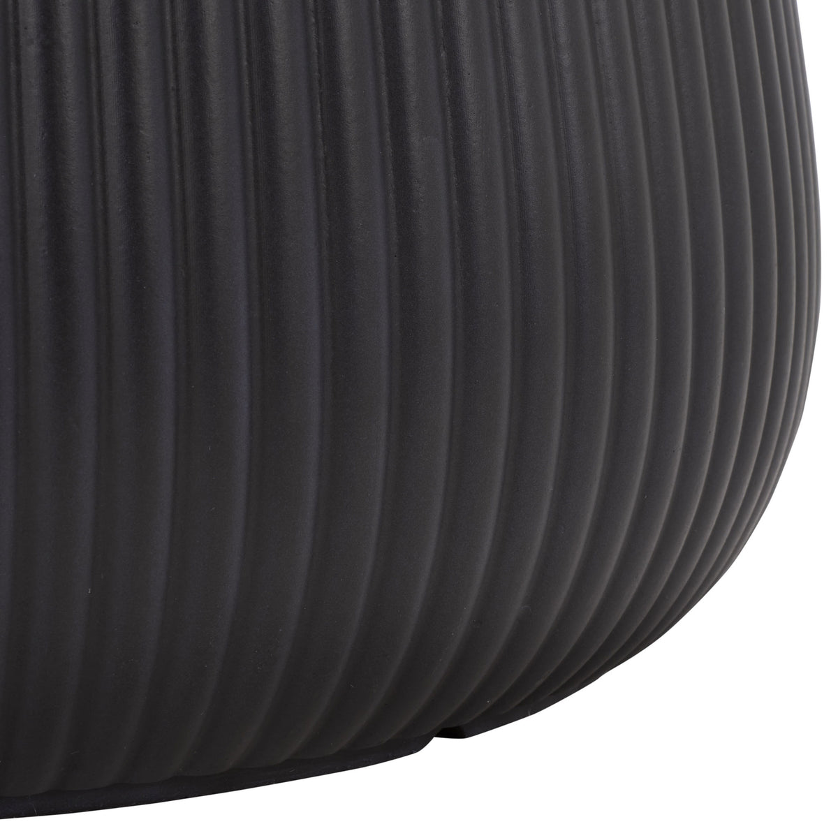 The rounded black base continues the planter's ribbed texture down to its lower edge || PAT4601A-SET3 || leg_studio