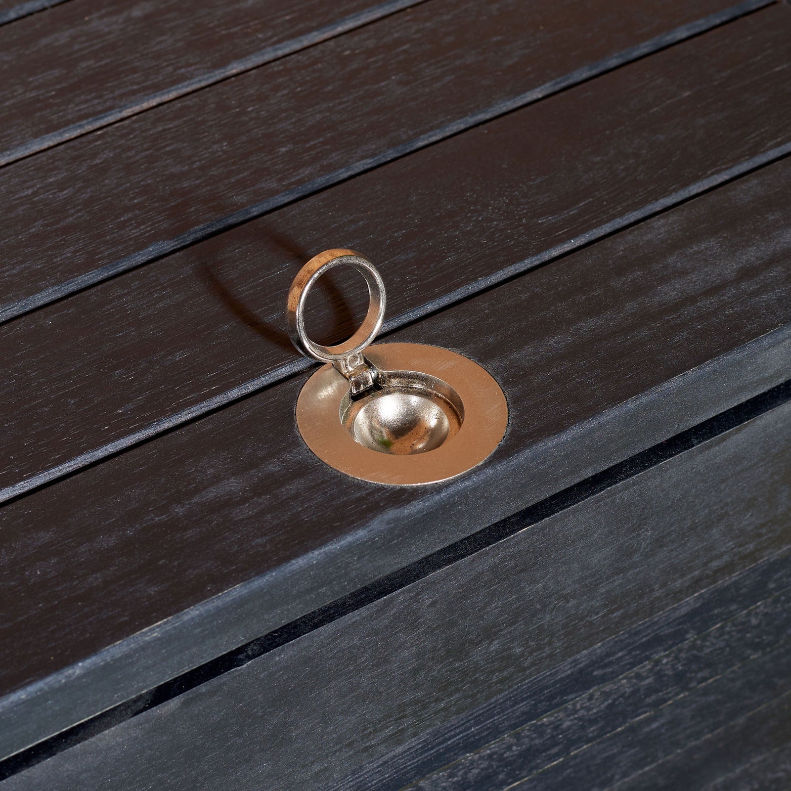 A raised silver ring pull provides an easy grip on the slatted wood lid || PAT7038D || handle_room
