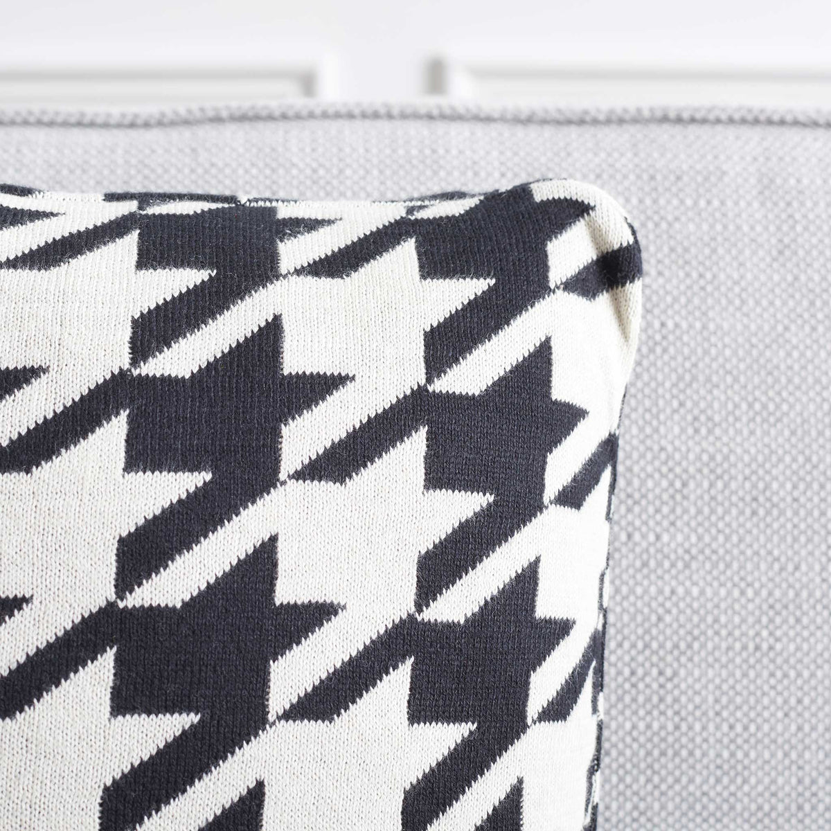 Piped edge and textured weave accent the bold black and ivory houndstooth pattern || PLS400A-1818-SET2 || corner_room