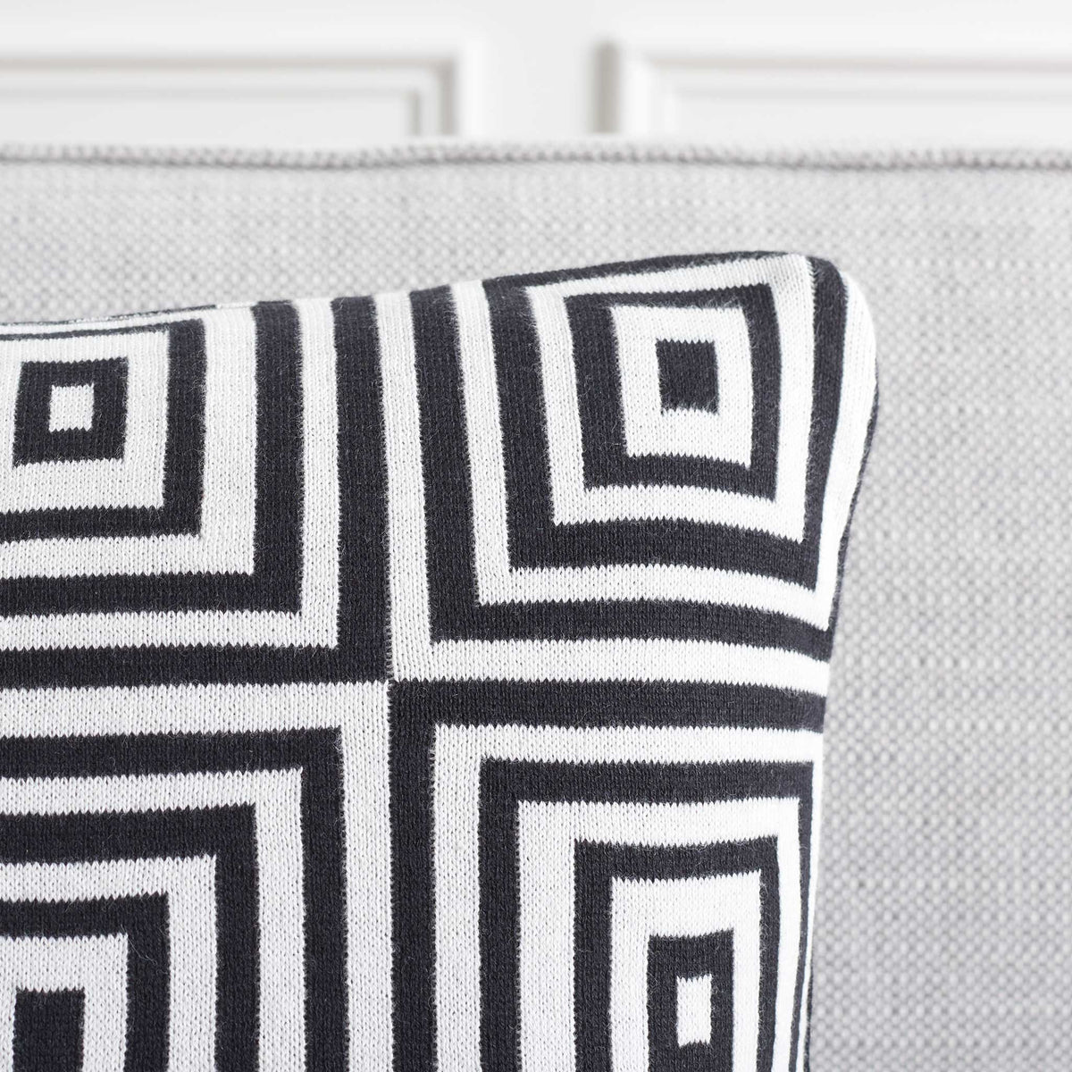 Crisp piping and sharp concentric squares showcase a tailored, modern finish. || PLS402A-1818-SET2 || corner_room