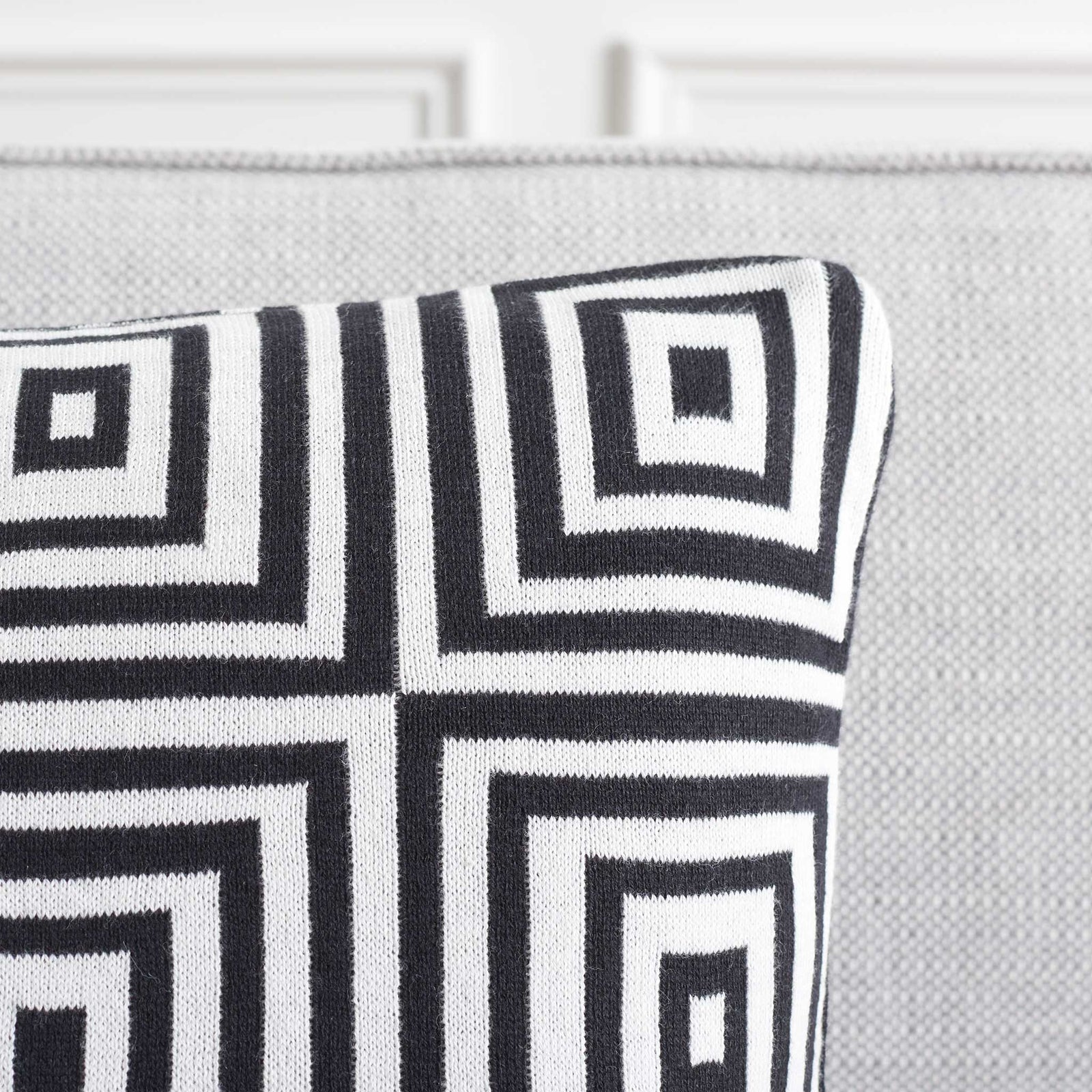 Crisp piping and sharp concentric squares showcase a tailored, modern finish. || PLS402A-1818-SET2 || corner_room