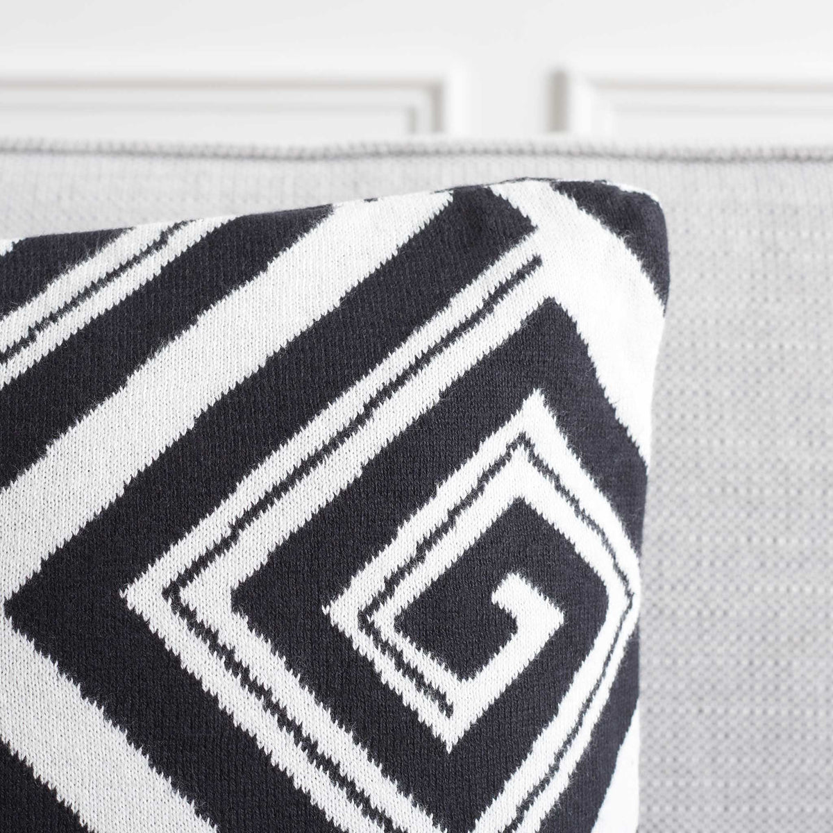 Veda pillow corner highlights the crisp black and ivory spiral knit. || PLS403A-1818-SET2 || corner_room