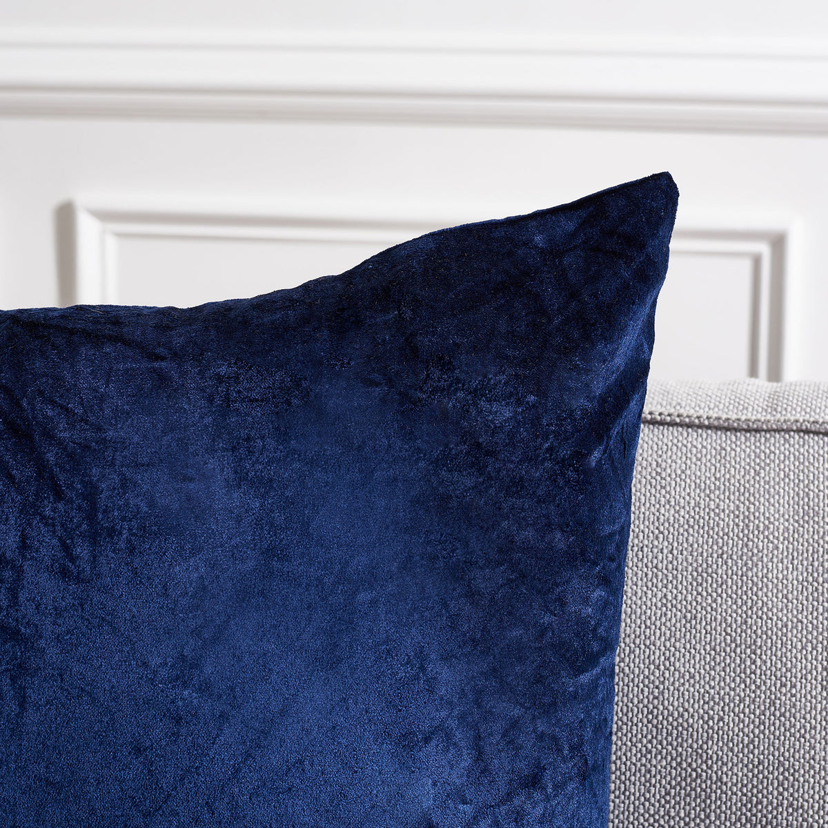 Midnight navy fabric reveals a velvety surface and gently defined pillow corner. || PLS500C-2222-SET2 || detail_room