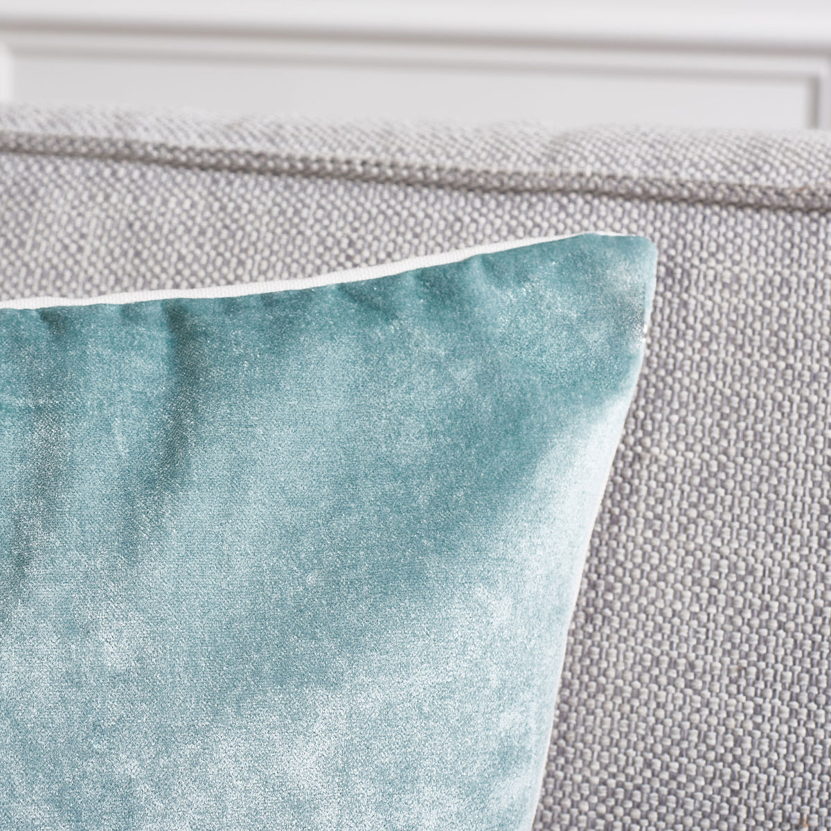 The aqua pillow's upper corner highlights its soft sheen and neatly finished seam || PLS503B-1818-SET2 || detail_room
