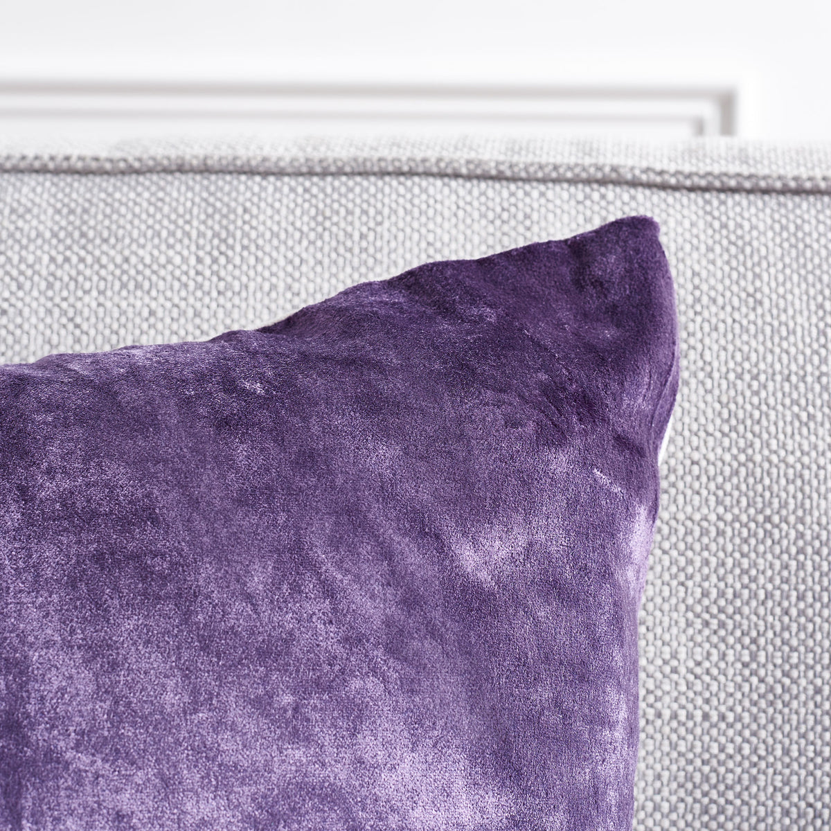 The purple pillow's upper corner reveals softly shifting sheen and a neat seam || PLS503E-1818-SET2 || detail_room