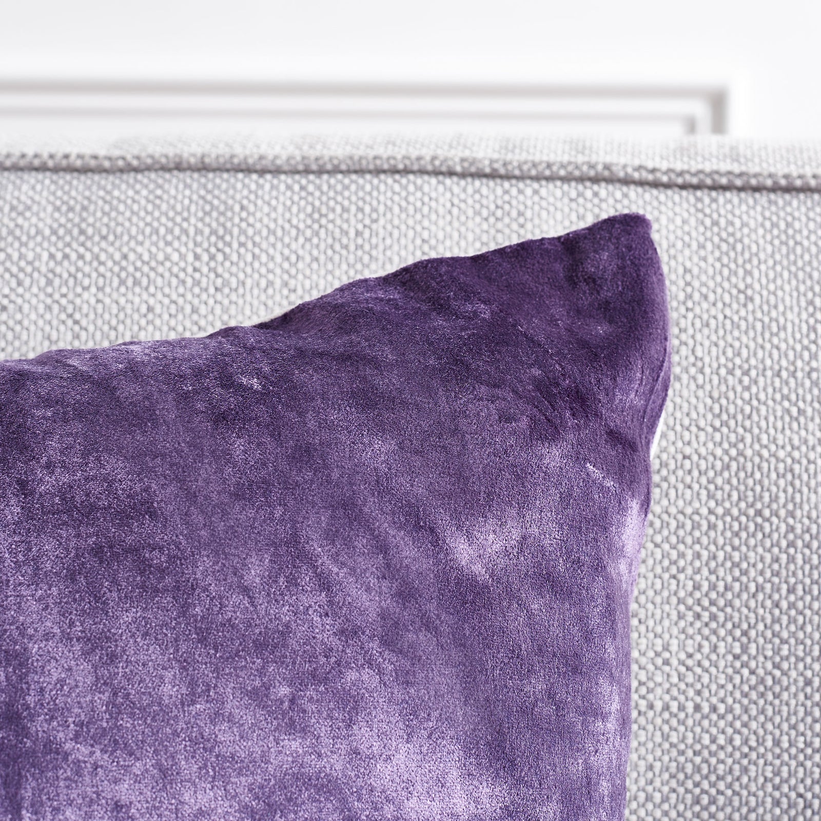 The purple pillow's upper corner reveals softly shifting sheen and a neat seam || PLS503E-1818-SET2 || detail_room