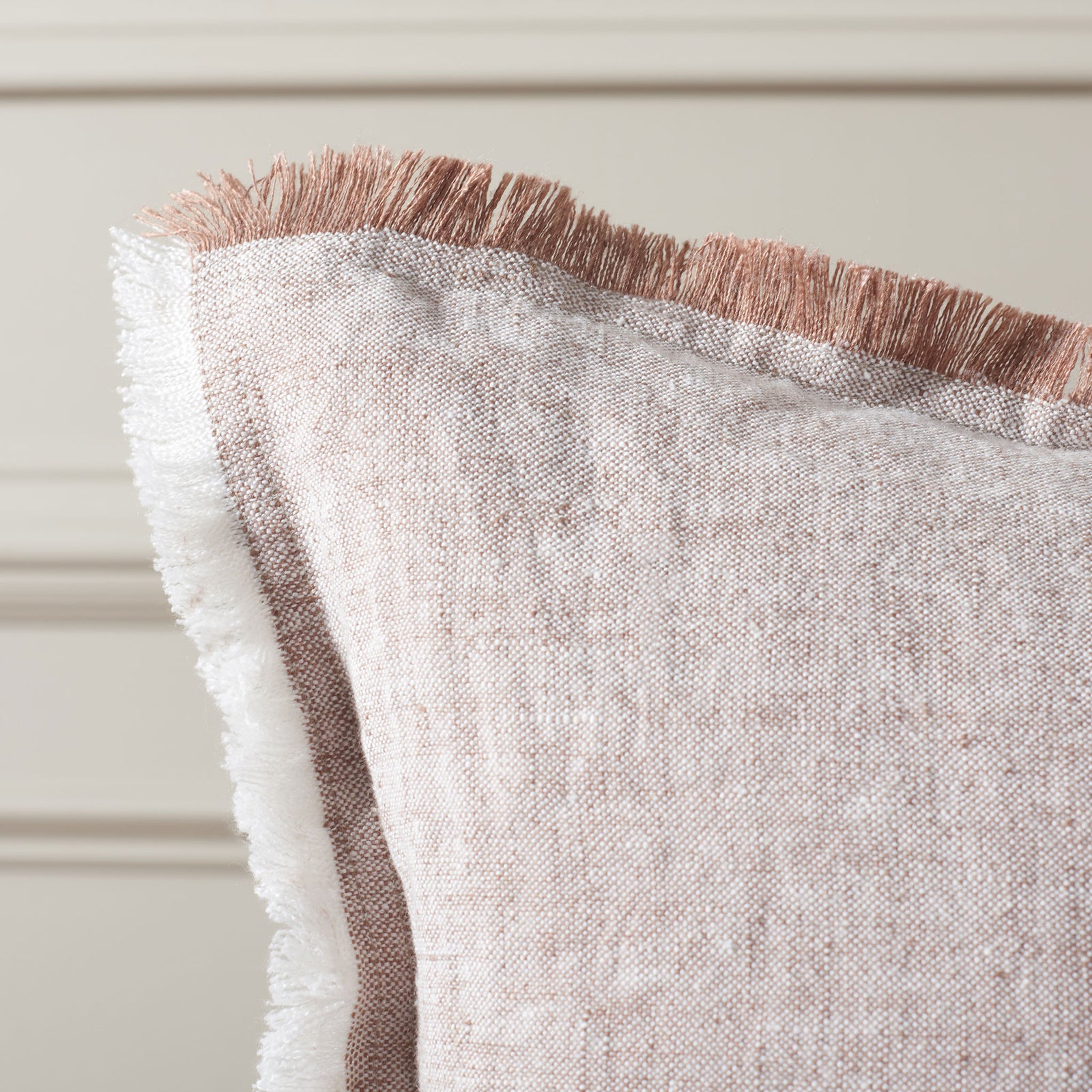 Blush and white fringe highlights the linen pillow's softly textured edge || PLS8006A-2020 || detail_room