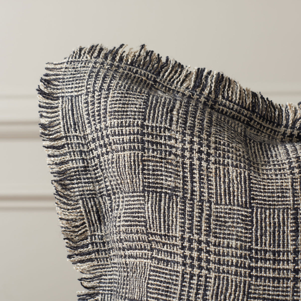 Fringed linen trim accentuates the intricate black and natural woven texture || PLS8009A-2020 || detail_room