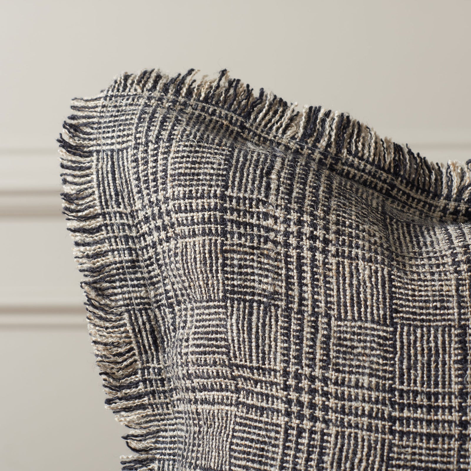Fringed linen trim accentuates the intricate black and natural woven texture || PLS8009A-2020 || detail_room