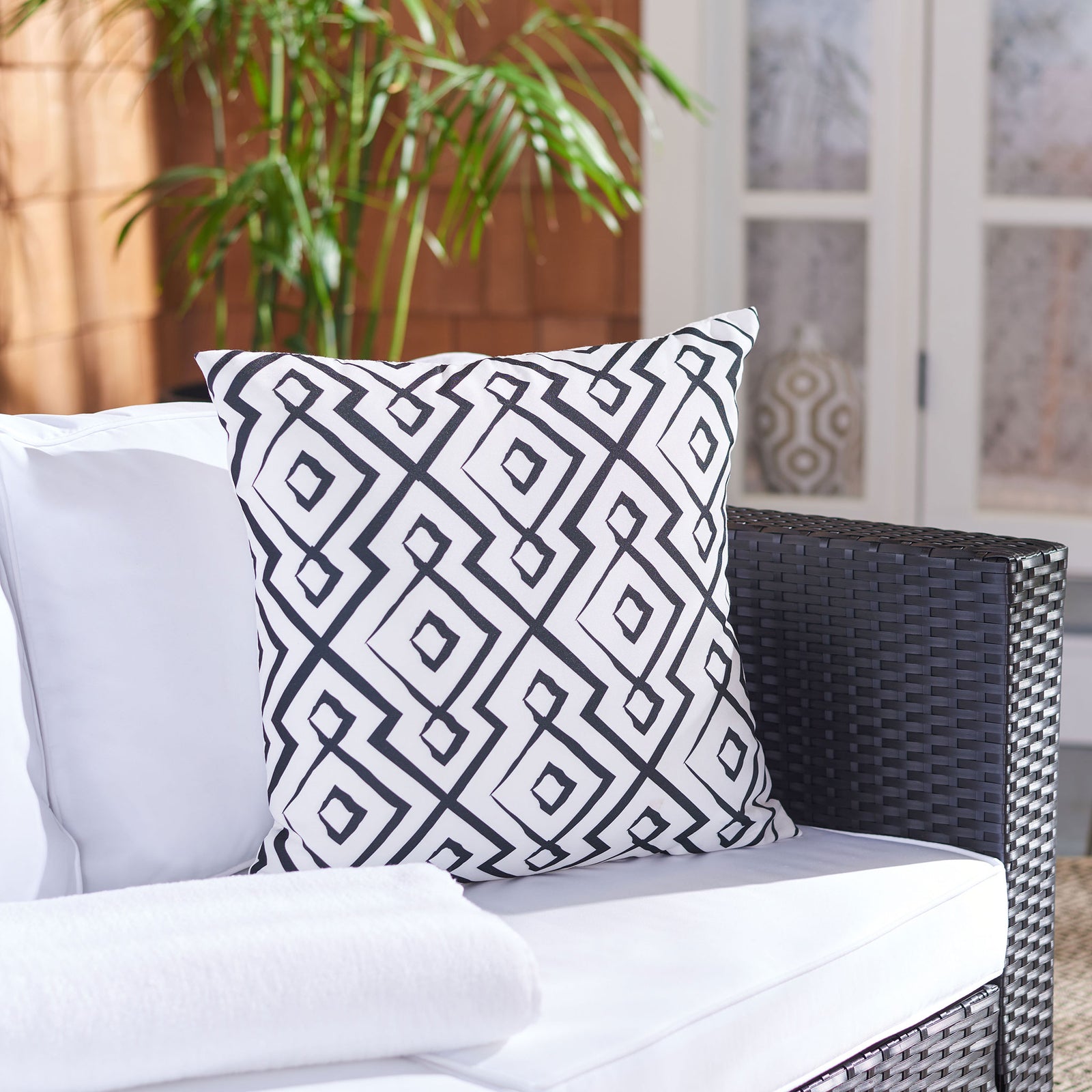 Interlocking black diamonds bring crisp contrast to this plush outdoor accent pillow. || PPL260C-1818 || front_room