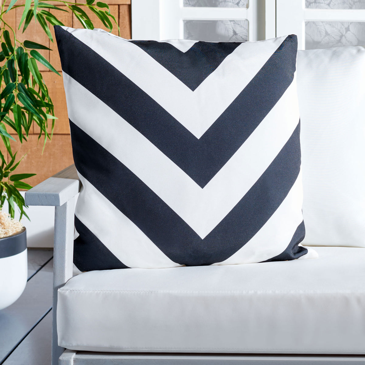 Black and white chevrons add striking pattern to cushioned outdoor seating. || PPL262B-1818 || front_room