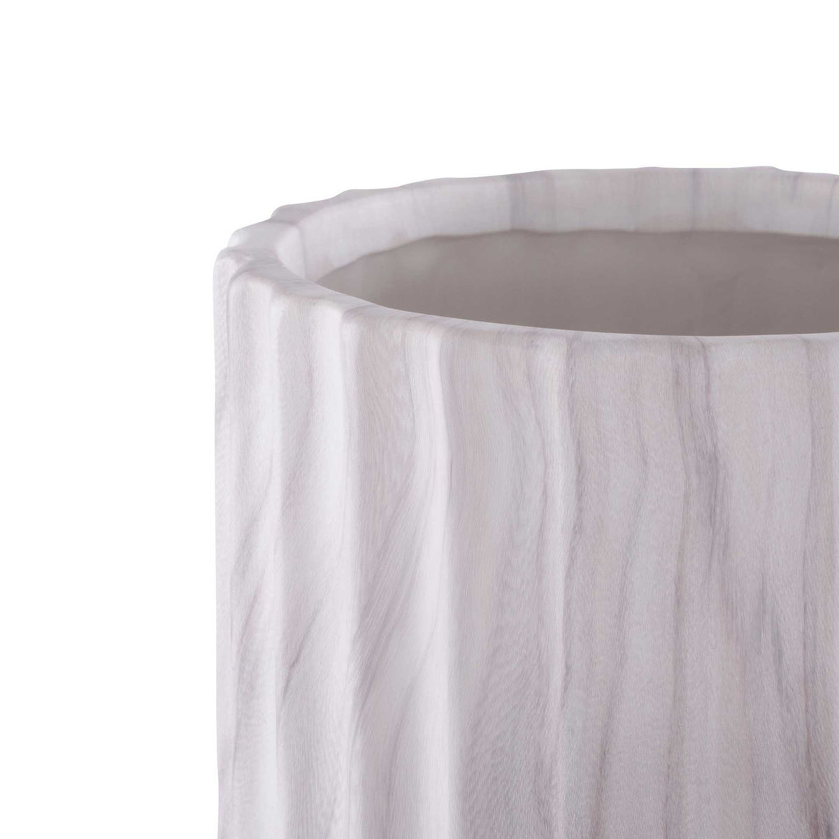 Crisp fluted rim and subtle gray veining add refined texture to the ceramic finish || RDC4022A-SET2 || detail_studio