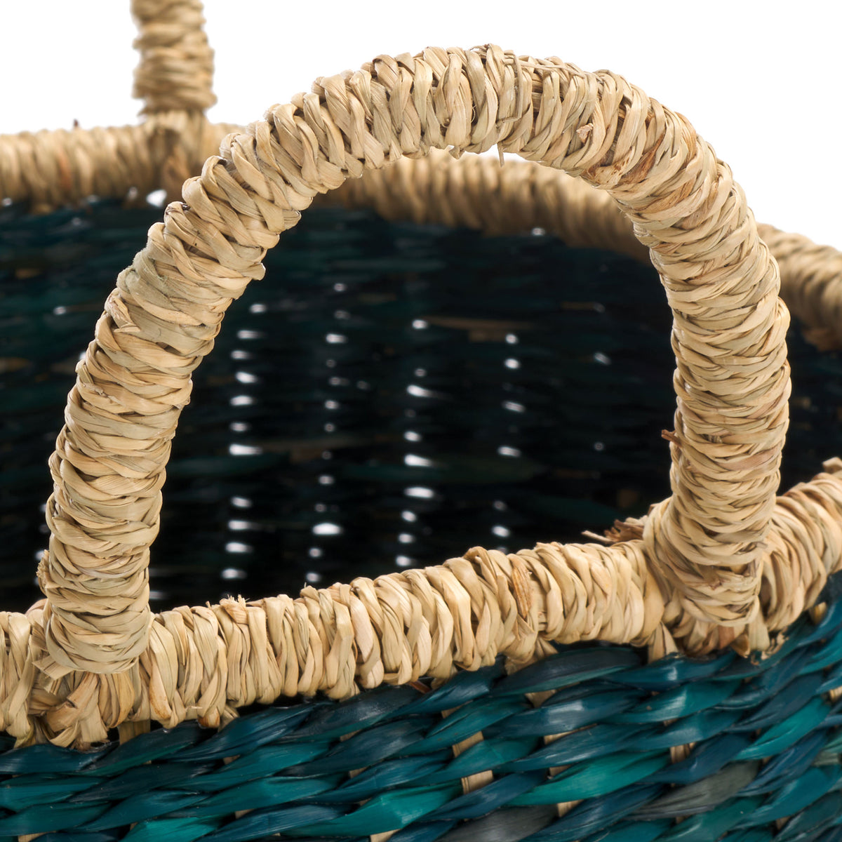 A sturdy natural seagrass loop handle rises above the basket's green weave || STG1815A || handle_studio
