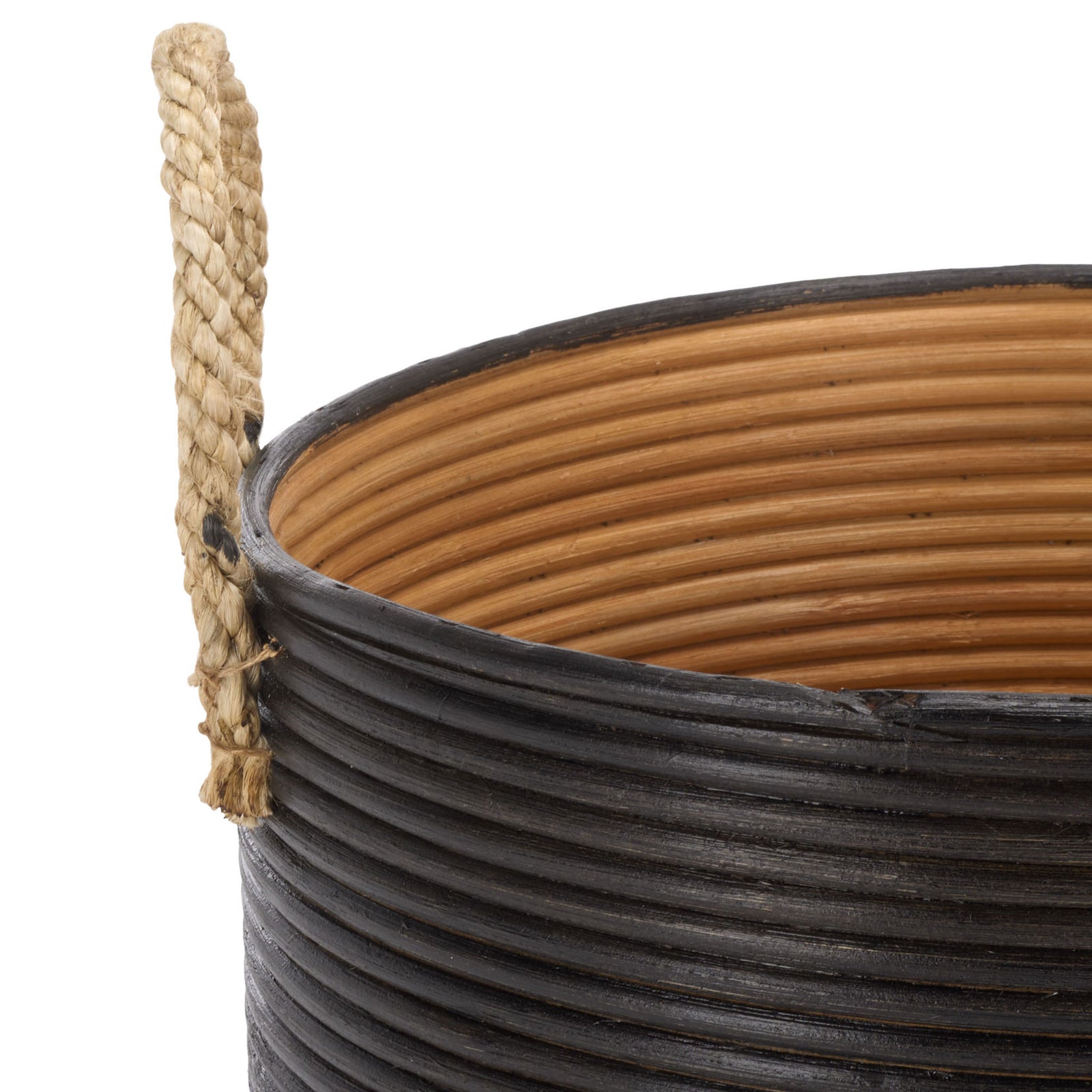 Natural rattan lining meets a black woven rim, accented by a sturdy braided rope handle || STG1816A || detail_studio