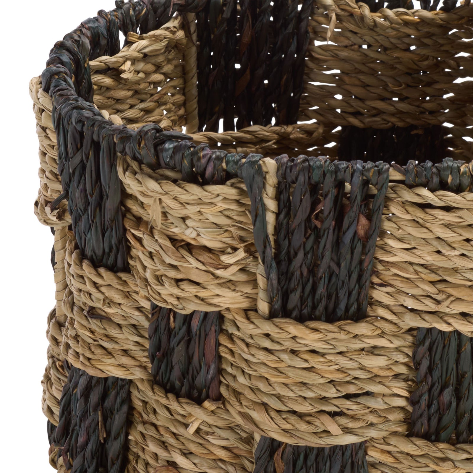 Alternating dark and natural seagrass bands make a bold checker weave around the basket rim. || STG1821A || detail_studio