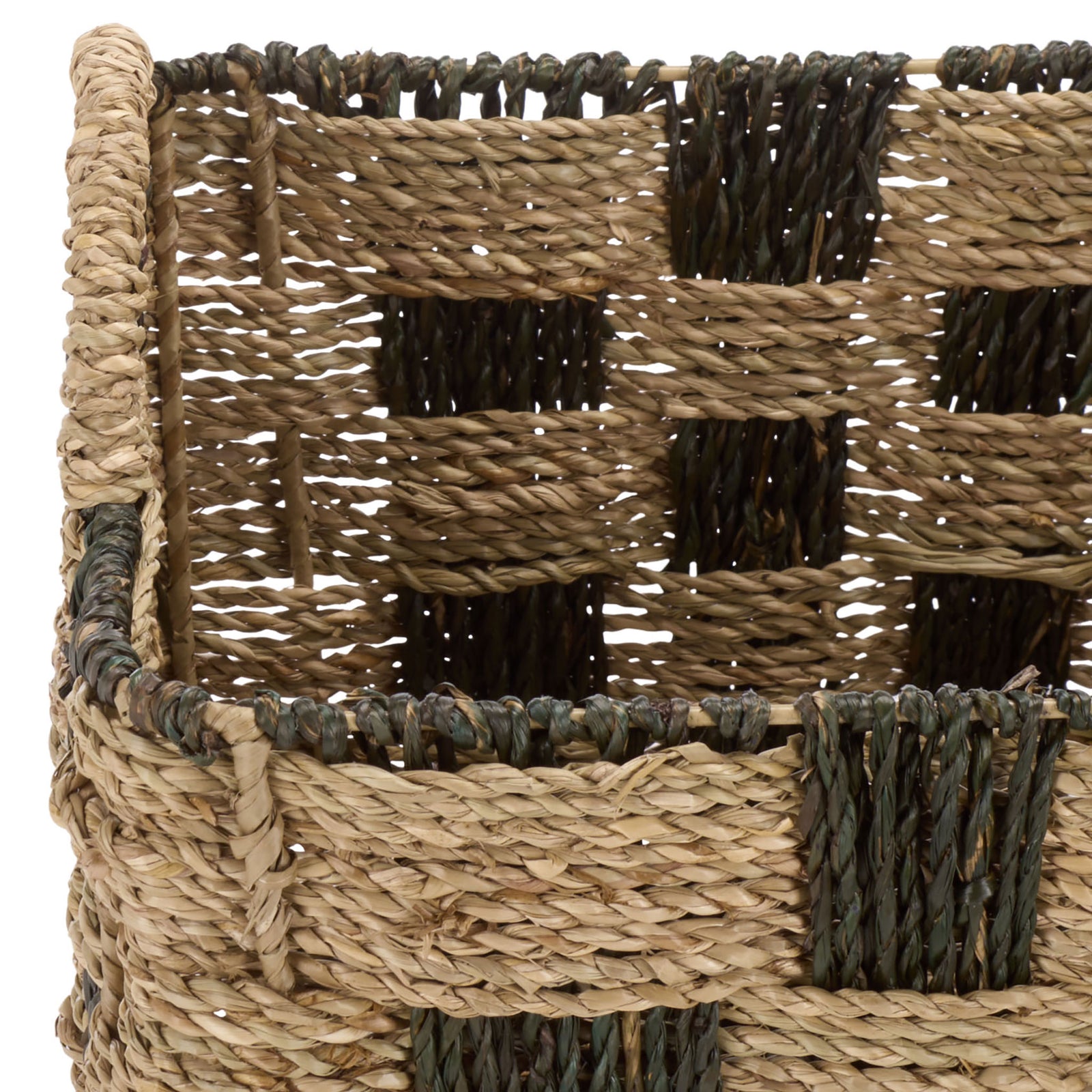 Natural and dark woven seagrass meet at a basket corner with a thick, wrapped rim. || STG1826A-SET3 || detail_studio