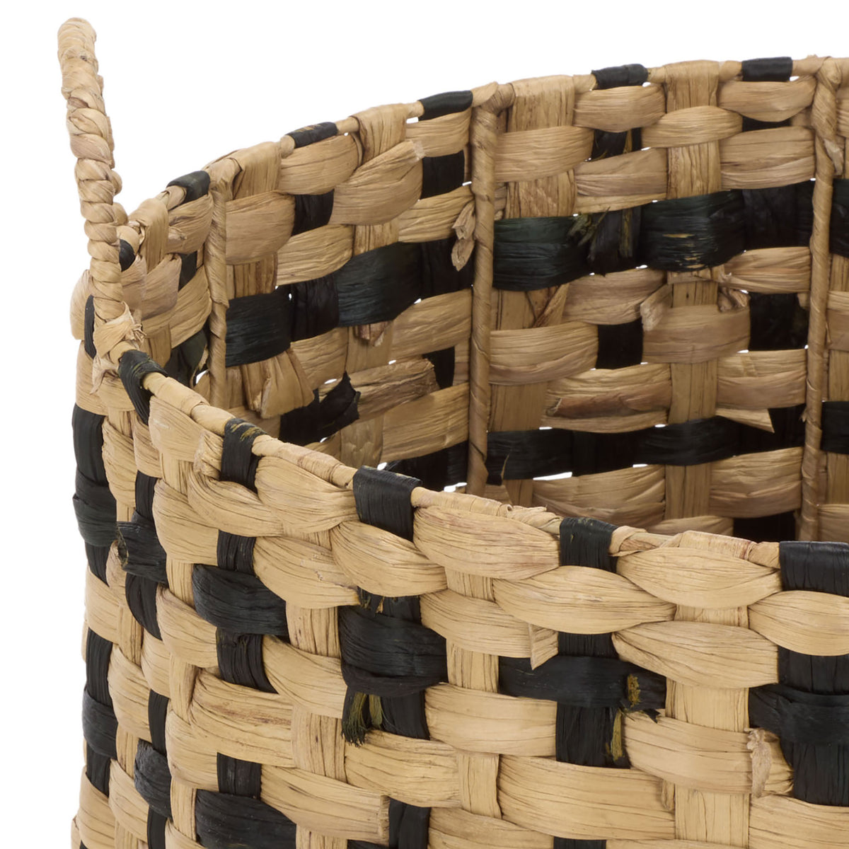 Open weaving along the rim pairs natural water hyacinth fibers with contrasting black accents. || STG1829A-SET2 || detail_studio