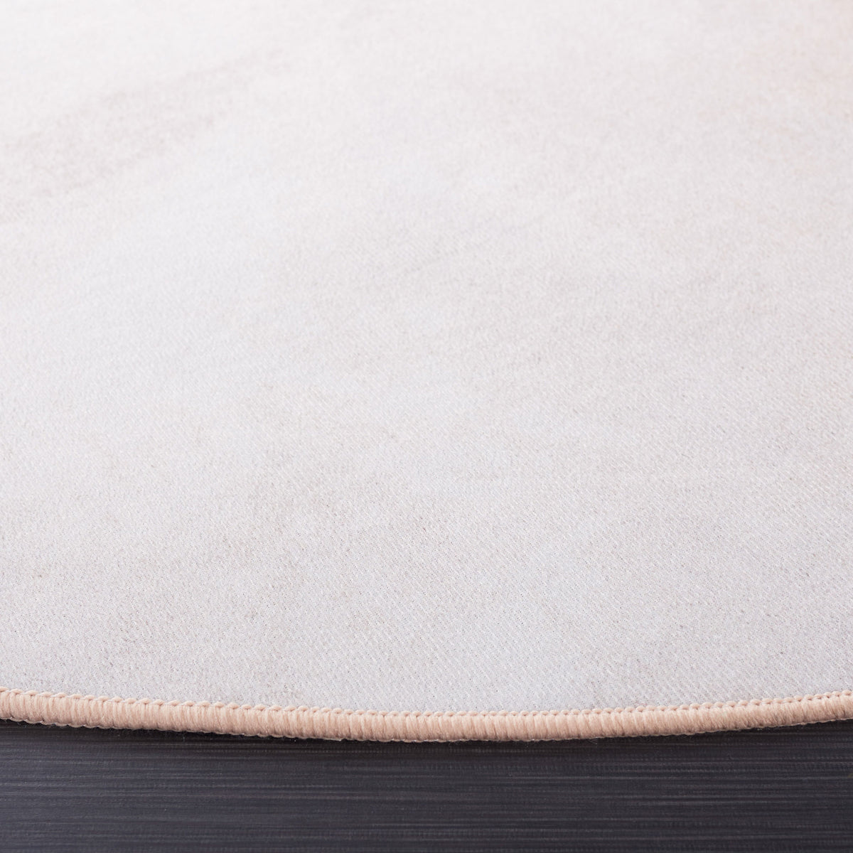 Soft edge with neat binding and subtle beige and gold pattern || TAC807B-6R || detail_studio