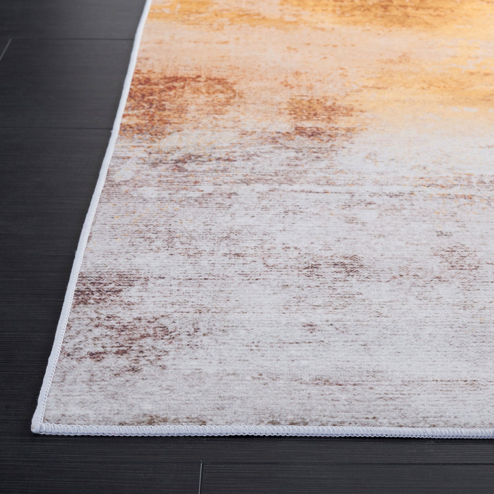 Tightly bound edge and smooth surface highlight the rug's clean, modern finish || TAC813F-5 || corner_room