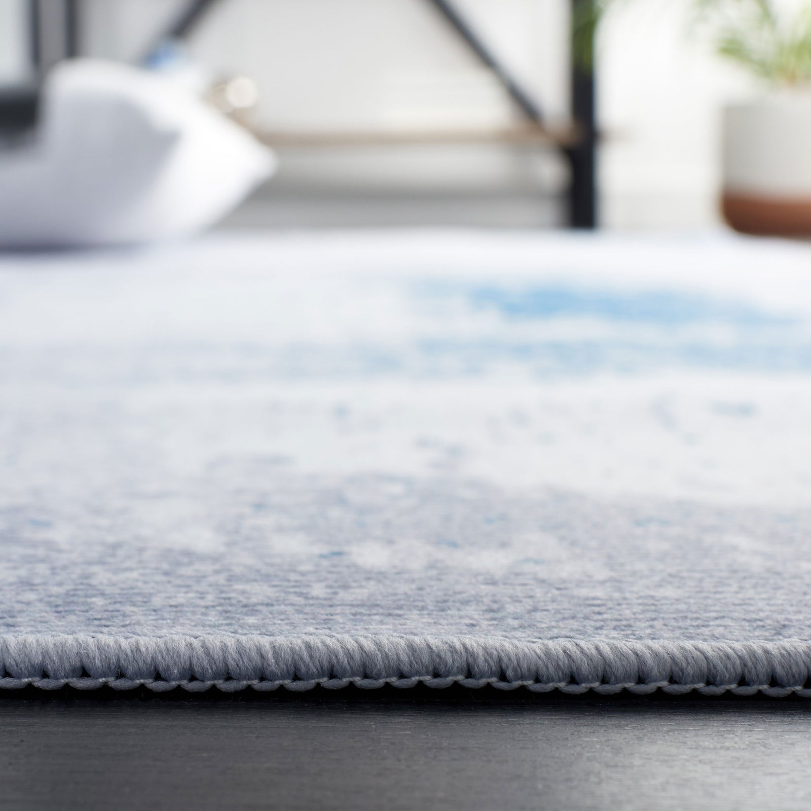 Low-profile rug with neatly finished edge for a clean, contemporary look || TAC814F-5 || detail_room