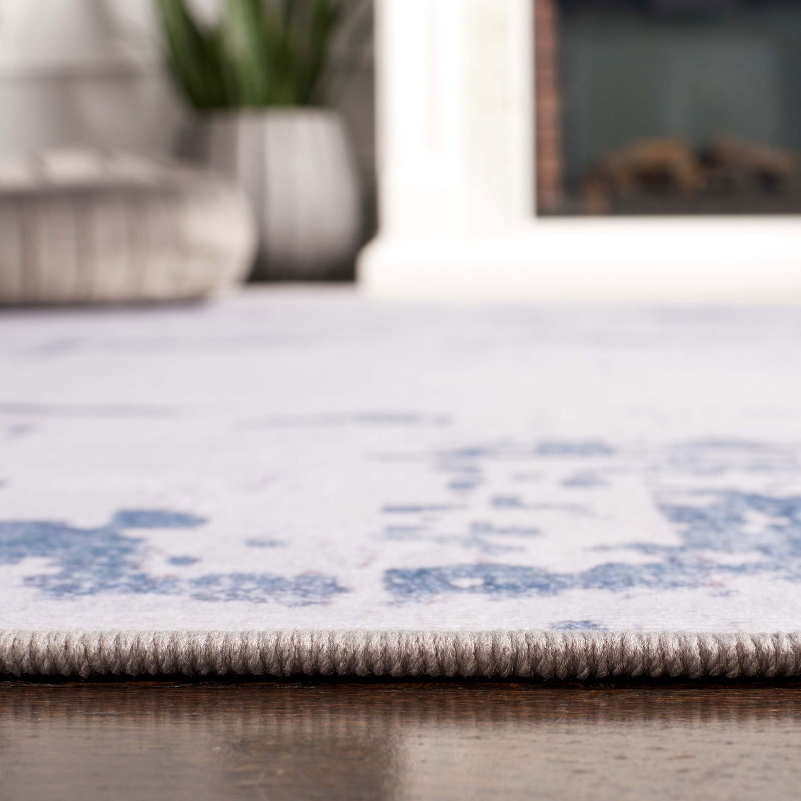Low, cushioned pile and finely bound edge for a smooth transition on hard floors || TAC864F-5 || detail_room