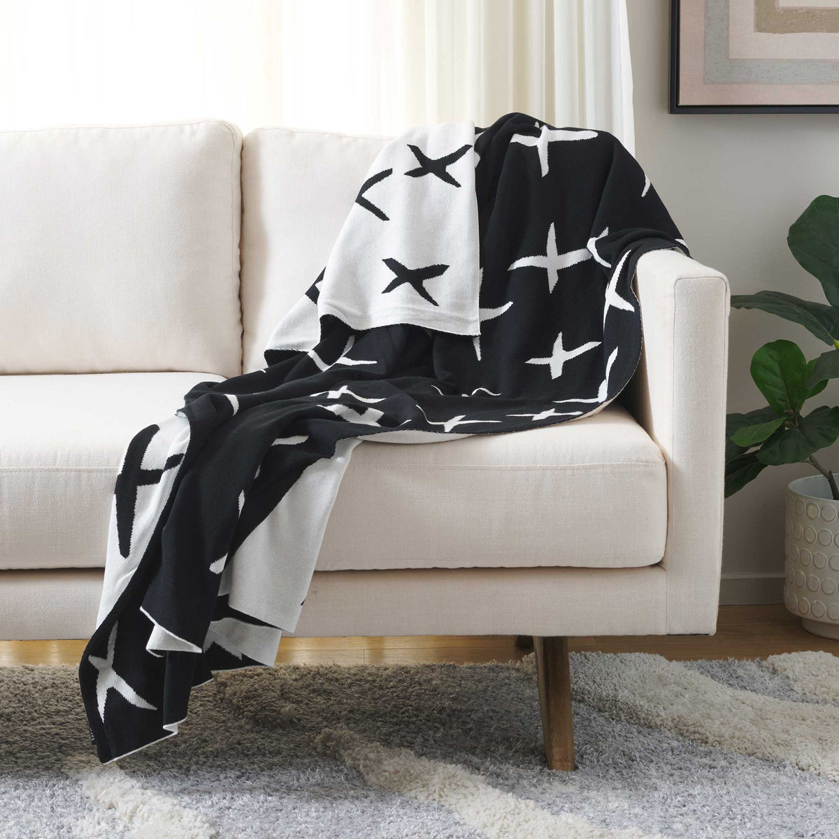 Two-tone reversible design lets you switch between bold black and fresh ivory to suit your style || THR404A-5060 || front_angle_room