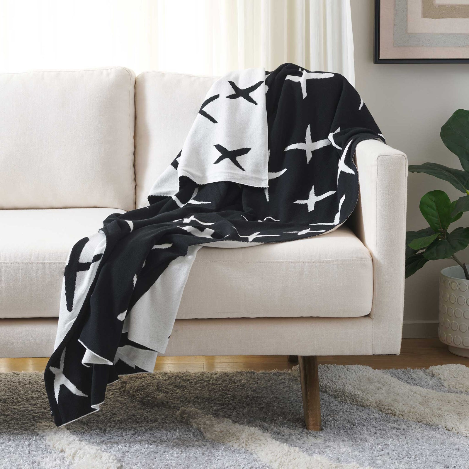 Two-tone reversible design lets you switch between bold black and fresh ivory to suit your style || THR404A-5060 || front_angle_room