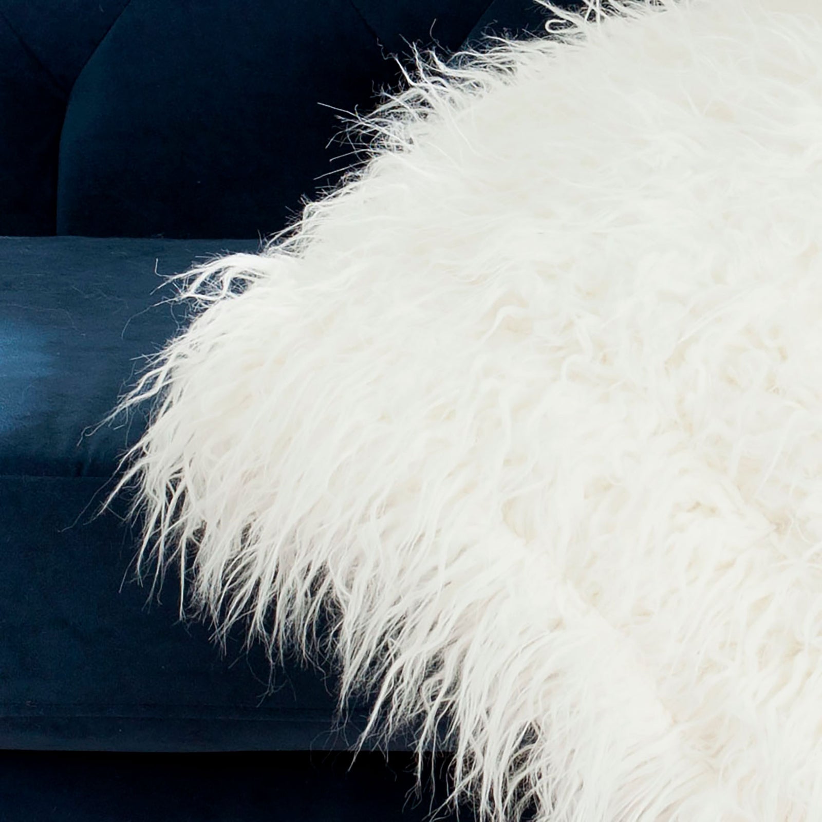 Long, wispy faux fur fibers give this snow-white throw a plush, inviting texture. || THR704A-5060 || detail_room