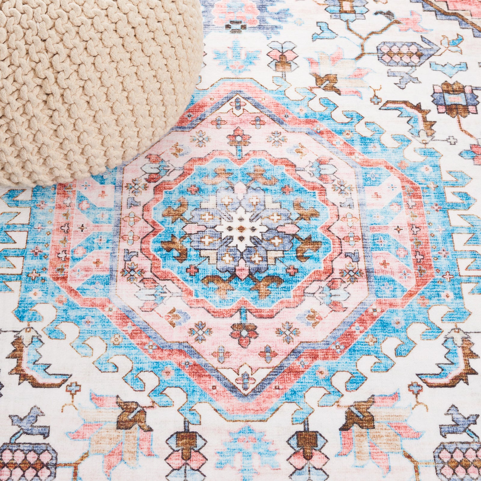 Center medallion showcases crisp motifs and nuanced color variation for a vintage look || WPR322K-5 || detail_room