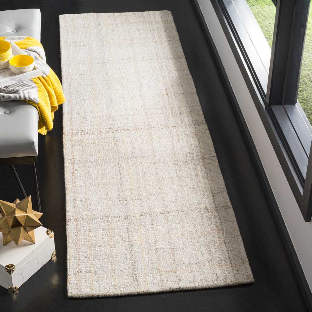 Soft ivory and beige tones lend this textured runner a calm, understated look.