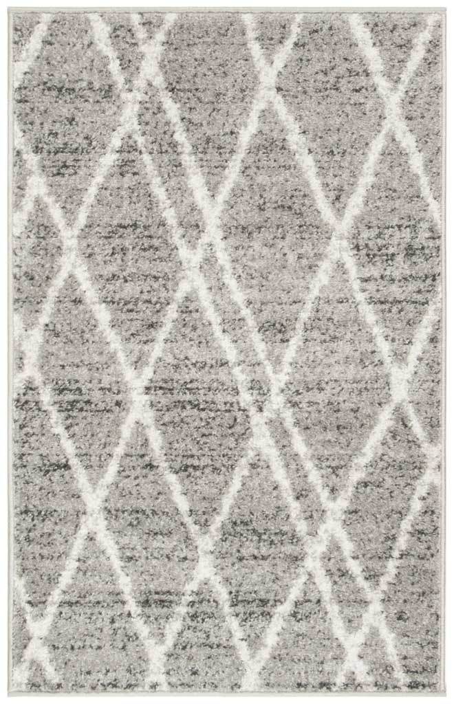 A petite accent rug pairs an open ivory lattice with a variegated silver-gray ground.
